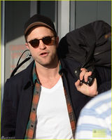 组图：罗伯特-帕丁森现身 黑超遮面帅气有型