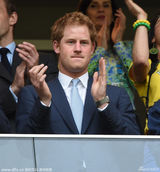 哈里王子巴西看球变表情帝 豪放女球迷示爱(图)