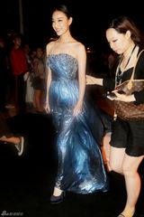 组图：倪妮出席活动 着蓝色抹胸长裙高贵典雅