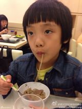 组图：吴镇宇穿制服搞怪 疑影版《冲上云霄》试装照