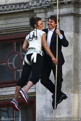 组图：汤姆-克鲁斯吊威亚 与美女空中拥抱说笑