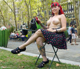 组图：裸胸节女人赤膊男人罩胸呼吁两性平等