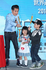 组图：曹格开启世界巡回演唱会 有望迎来老三