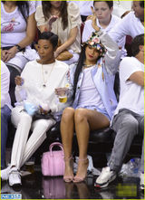 组图：蕾哈娜戴花帽球场秀美腿 满脸兴奋花痴样