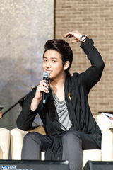 独家高清：金起范上海会粉丝 回归歌手身份催泪