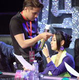 组图：张柏芝爱美对镜补妆 获两男助理轮番伺候