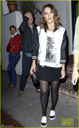 组图：阿尔芭潮装现身笑容腼腆 黑丝短裙秀美腿