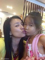 组图：霍思燕热吻老公惊呆儿子 谢娜喊张杰男神