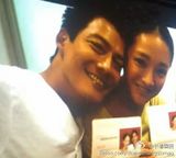 组图：周迅高圣远晒结婚证 甜蜜热吻秀恩爱