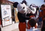 组图：迪士尼乐园旧照诡异 网友称被米老鼠吓哭