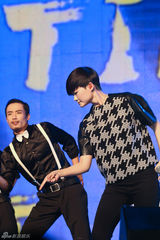 组图：李宇春长沙站见面会 遭男歌迷示爱引轰动