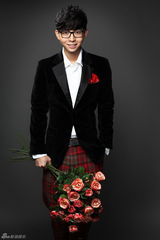 组图：胡夏写真化身捧花少年 温暖笑容清秀面庞