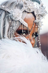 组图：蕾哈娜化身白发魔女 横卧荒野秀性感