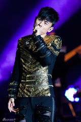 组图：张杰个唱炫酷情歌不断 称谢娜是“最爱”