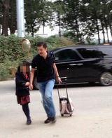 组图：李亚鹏独自送女上学 父女牵手亲密开怀跑