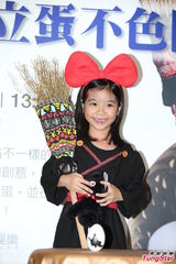 组图：乔乔cospaly化身小魔女 萌样超卡哇伊