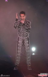 组图：草蜢携手赵学而杜德伟红馆开唱话当年