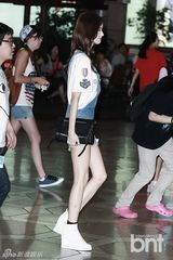 组图：少女时代赴日开唱 低调现身难掩美貌