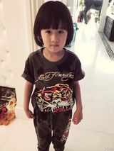 组图：陆毅萌女贝儿咧嘴甜笑 唇红齿白精灵古怪