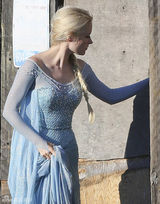 组图：乔治娜神还原冰雪女王角色 蓝裙仙气十足