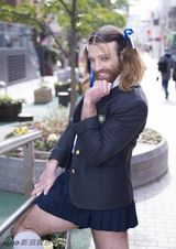 组图：节操碎一地！大胡子辣妹挤乳沟露大腿