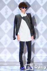 组图：韩星宣美出席发布会 超短裙秀性感