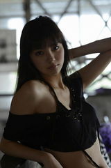 组图：90后时装美模新川优爱清纯神似柳岩 裸腿诱人