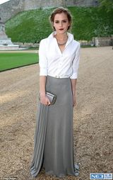 组图：艾玛简约长裙赴王室晚宴 与威廉王子热聊