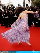 策划：裸奔弱爆！影节红毯九怪 囧脸露臀钻裙底