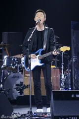 组图：梁博演唱会舞美酷炫 掌控全场