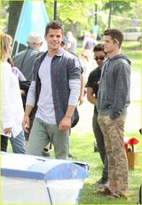 组图：《少狼》狼人双胞胎帅气 互喂食物有爱