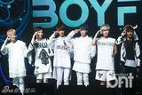 组图：BOYFRIEND回归首秀 露性感腹肌
