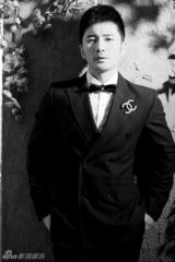 组图：刘恩佑黑白写真 硬朗帅气展熟男魅力