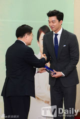 组图：河智苑任宣传大使 旗袍尽显优雅气质