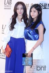 组图：Rainbow佑丽着白衬衫亮相优雅时尚