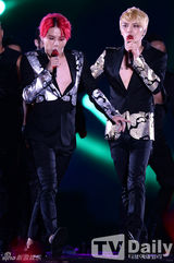 组图：JYJ热力开唱 金在中秀胸肌纹身隐现(朴有天/金俊秀)