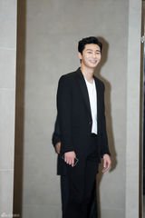 独家：崔丹尼尔宣传新片戴眼镜似哈利波特