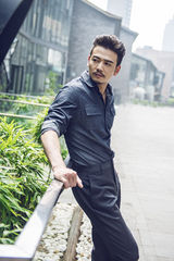 组图：杨烁悠享恬静时光 多样风格诠释硬汉柔情