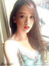 组图：妖冶的美！陈乔恩吊带装红唇诱惑秀性感