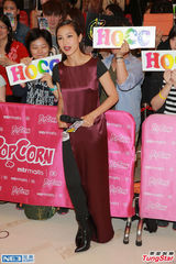 组图：何韵诗生日吃饭庆祝 緋闻女友送砧板