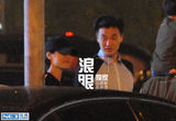 组图：朱丹周一围夜会逛街 甜蜜牵手似老夫老妻