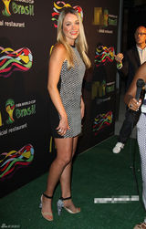 组图：卡特里娜宝登现身世界杯活动 短裙秀长腿