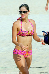 组图：哥伦比亚国脚享艳福 娇妻三点式身材曼妙