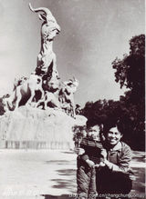 组图：崔永元童年照少年老成 抱萌猫憨厚微笑