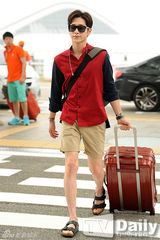 组图：韩星朴珉宇徐康俊休闲装扮现身机场