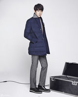 组图：演员柳演锡拍写真 尽展秋日暖男气息