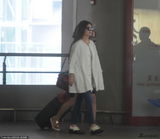 组图：赵薇穿外套现身不怕热 黑超遮面全程无语