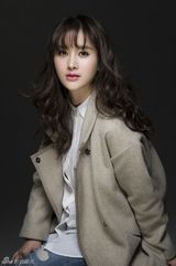 组图：郑媛元初秋写真 风衣加身清爽干练