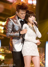 组图：欧巴欧尼合作舞台：火热舞蹈性感撩人。