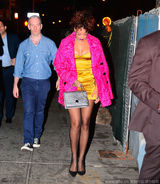 组图：蕾哈娜盛装看秀却耍大牌迟到 改道用餐